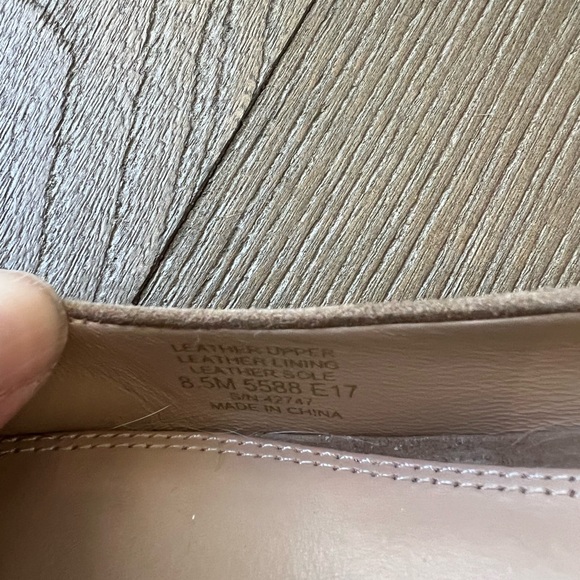 Tory Burch. Tan Suede Low Chunky Heel. Size 8.5. - Picture 6 of 7